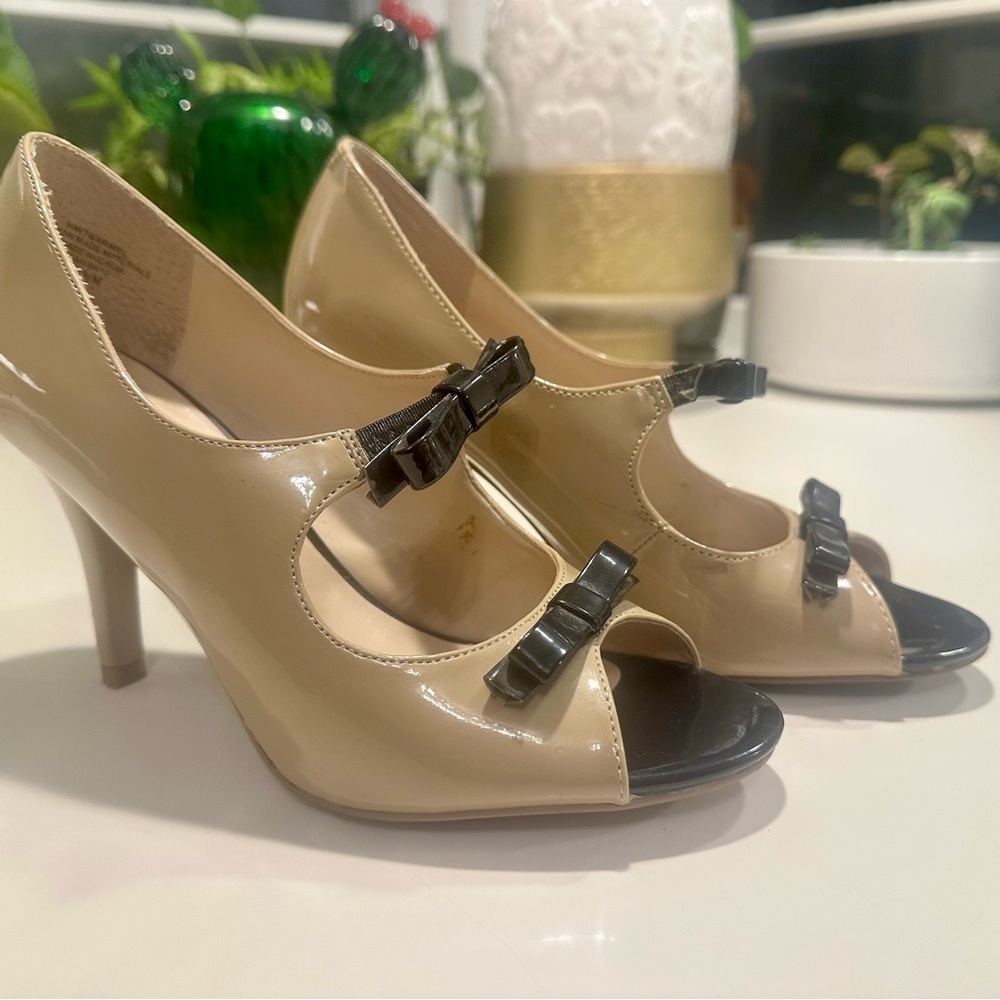 Nine West Beige Patent Heels with Black Bows